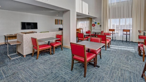 Holiday Inn Express Hotel & Suites London image 11