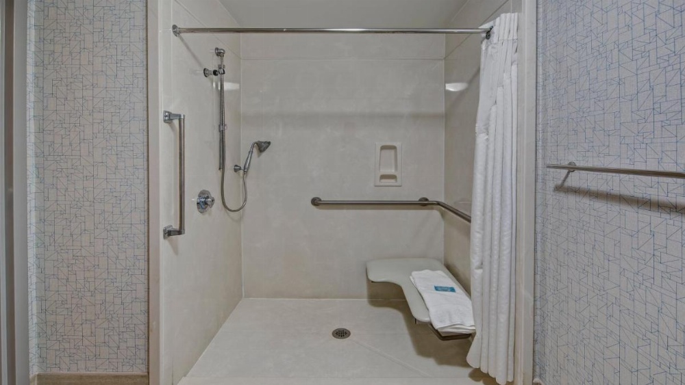 King Room - Mobility Access/Roll in Shower - Non-Smoking